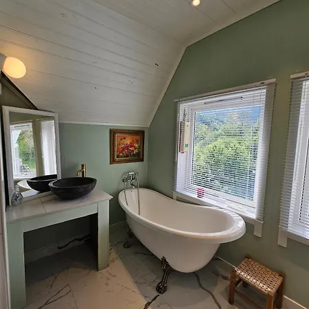 Swiss - Fjord, Forest & Mountain Views * Hoem